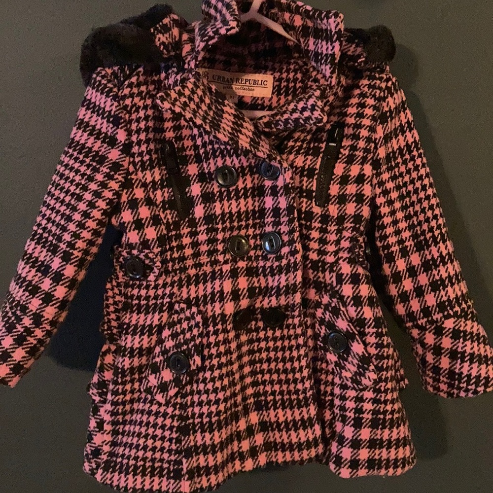 Super cute little girls coat in houndstooth!